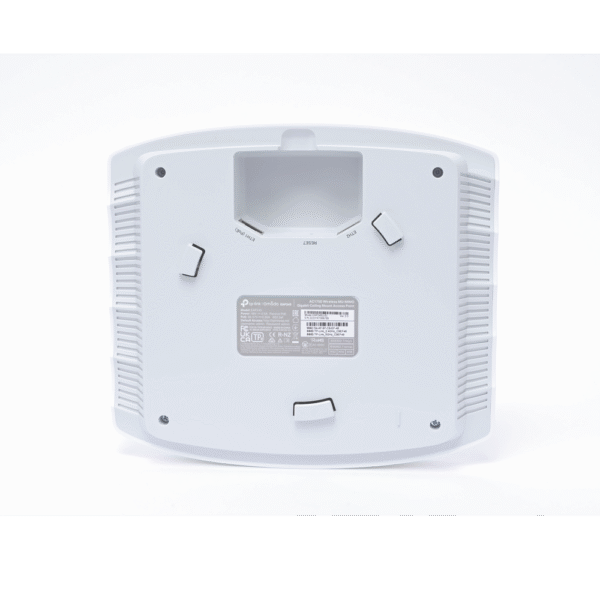 Punto de Acceso doble banda / MU-MIMO 3X3 / PoE af y PoE Pasivo / Soporta hasta 100 clientes / Montaje en techo-pared / Configuración Stand-alone o por Controlador.