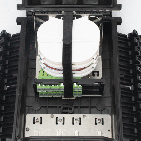 Caja de Distribución de Fibra Óptica para 24 Empalmes con 16 Acopladores SC/APC. Enterrado Directo, IP68, Splitter 1x8 Incluido con Conectores SC/APC