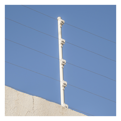 Aislador de Paso Blanco reforzado para cercos eléctricos, resistente al clima extremoso
