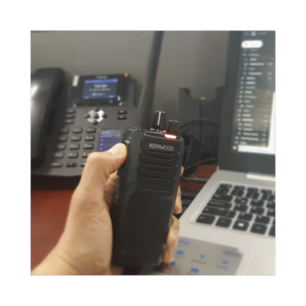 136-174 MHz, Analógico/NXDN, 5 Watts, 64 Canales, GPS, IP55, MIL-STD-810, Inc. antena, batería, cargador, clip y licencia KWD-1200-CAK (NXDN)